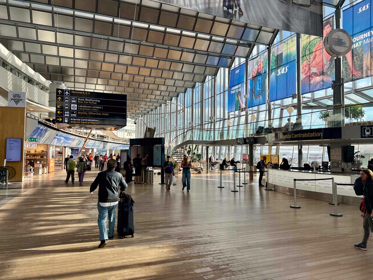 Halle in Sky City am Flughafen Stockholm-Arlanda mit Wegweiser zur Arlanda Centralstation