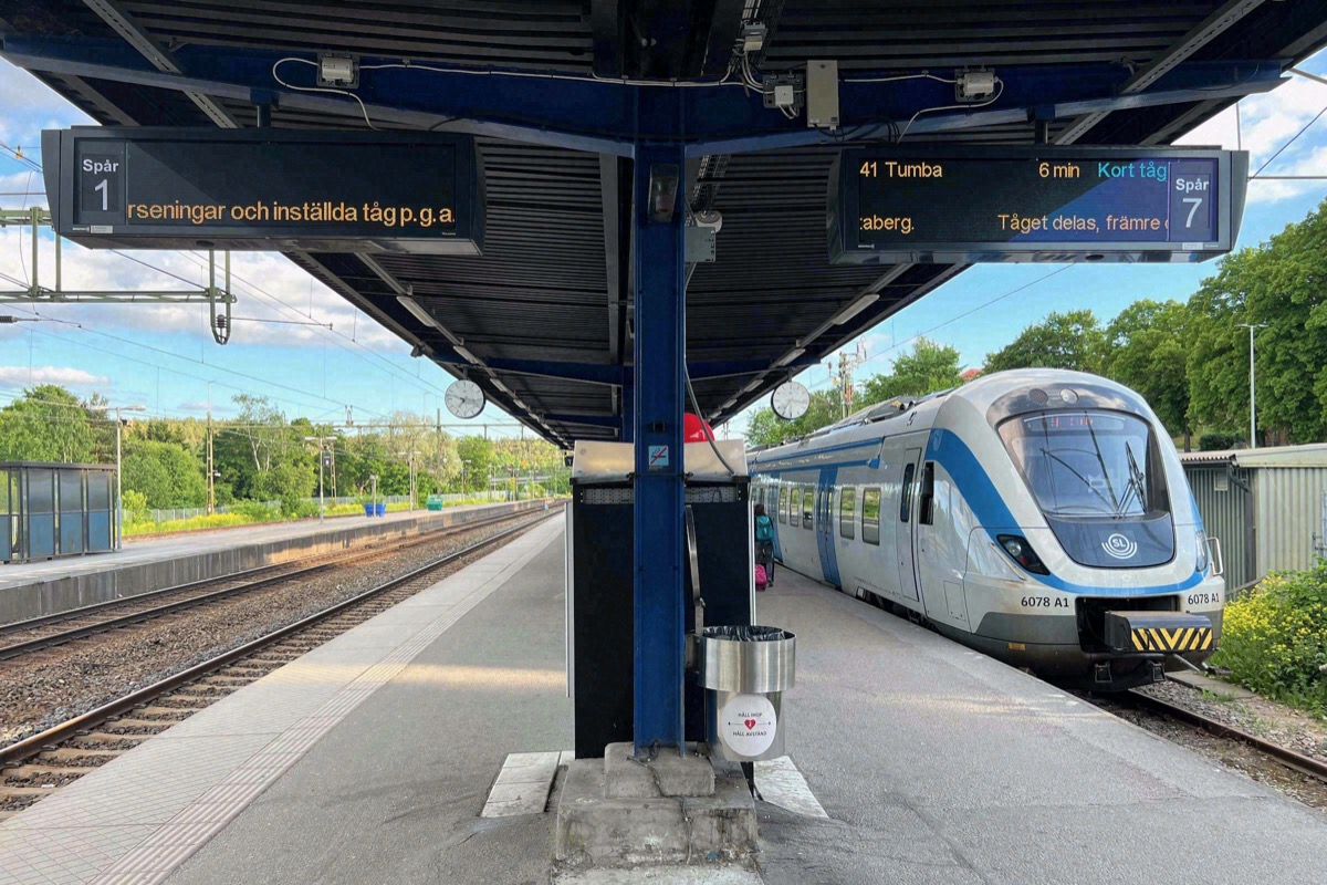 SL-Pendeltåg am Bahnsteig eines Stockholmer Vorortbahnhofs