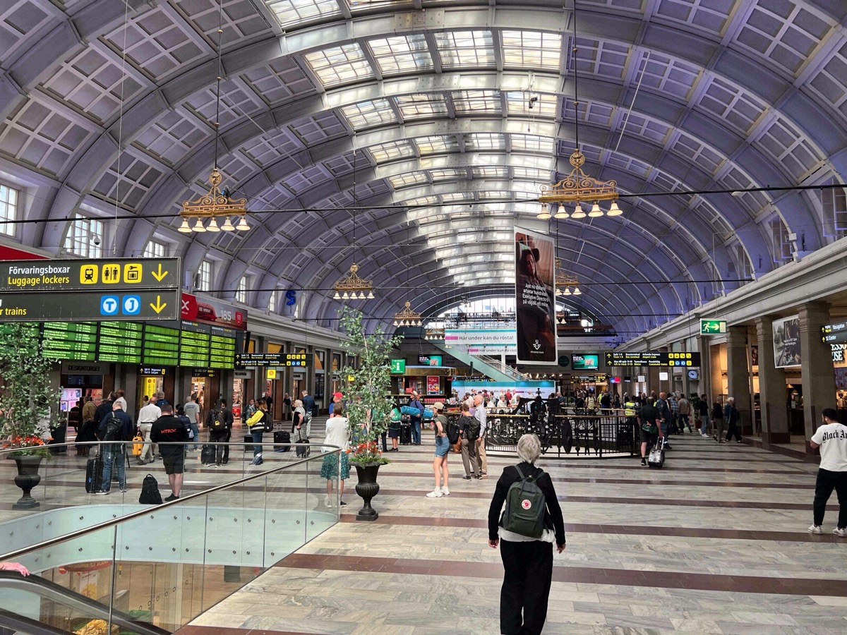 Große Halle der Stockholmer Centralstation mit Glasgewölbe und Anzeigetafeln